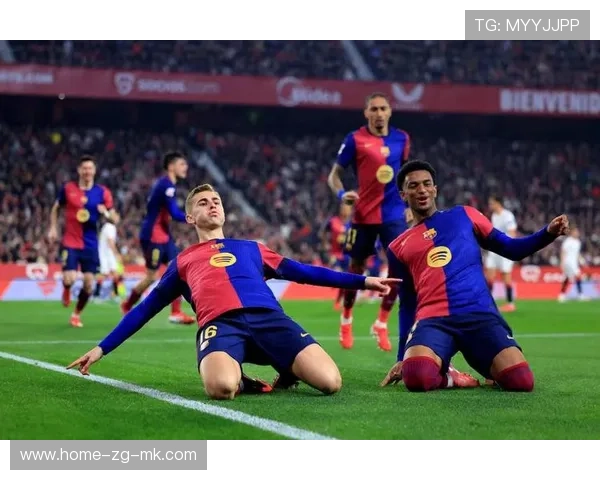 莱万转身扣过防守后推射,典型教科书进攻